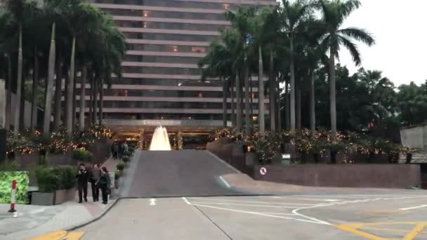 Hong Kong, China, Un gran edificio con palmeras — Vídeo de stock