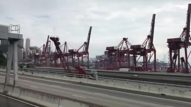 Hong Kong, China, Een brug over een weg — Stockvideo