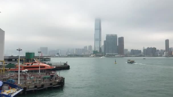 Hong Kong, China, um grande corpo de água com uma cidade ao fundo — Vídeo de Stock