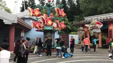 Hong Kong, Çin, 20 Kasım 2016: Sokakta yürüyen bir grup insan