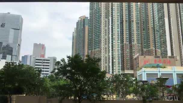 Hong Kong, Chine, Un grand bâtiment dans une ville — Video