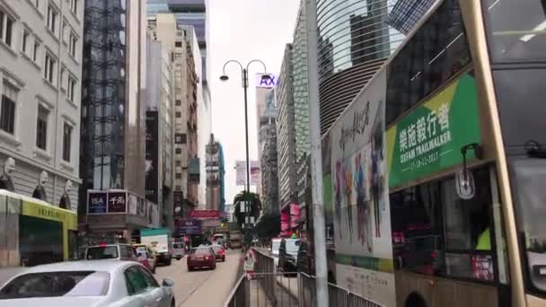 Гонконг (Китай), двоповерховий автобус на міській вулиці. — стокове відео