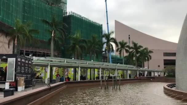 Hong Kong, Kína, Egy ember áll egy épület előtt — Stock videók