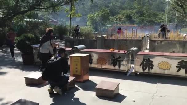 Hongkong, China, 20. November 2016: Eine Gruppe von Menschen sitzt an einem Picknicktisch — Stockvideo