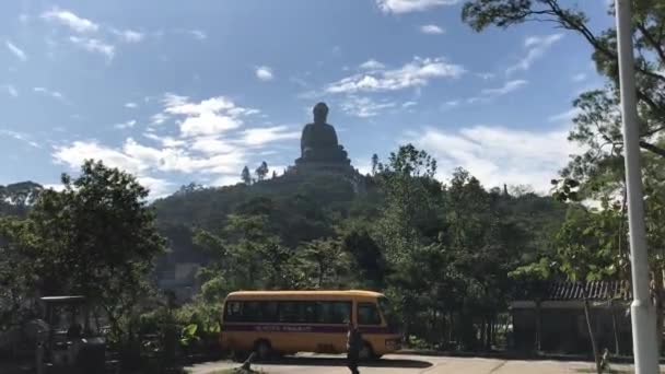 Hong Kong, Çin, sokağın aşağısında ağaçların yanında bir otobüs. — Stok video