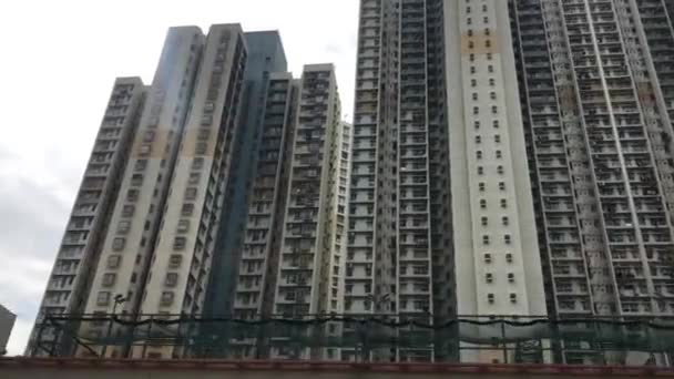 Hong Kong, China, Una gran torre del reloj que se eleva sobre una ciudad — Vídeo de stock