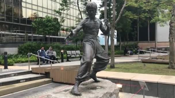 Hong Kong, Cina, Una statua di un uomo che fa un trucco su uno skateboard — Video Stock