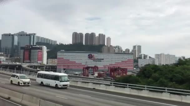 Hong Kong, China, un edificio que tiene un cartel al lado de una carretera — Vídeos de Stock