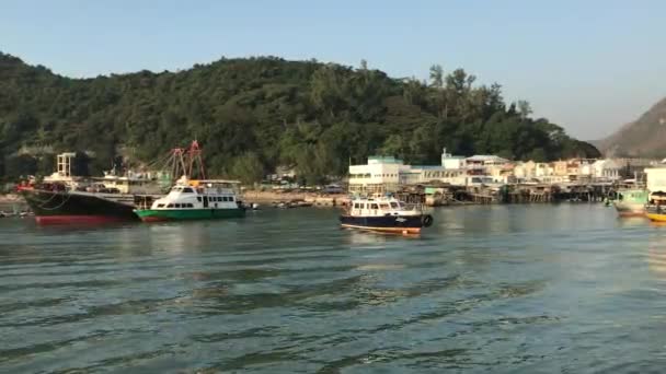 Hong Kong, China, Een kleine boot in een watermassa — Stockvideo