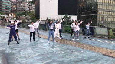 Hong Kong, Çin, 20 Kasım 2016: Bir grup insan havaya atlıyor