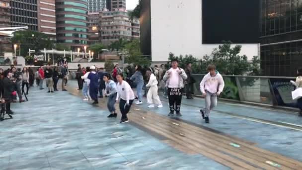 香港、中国、 2016年11月20日:歩道を歩く人々のグループ — ストック動画