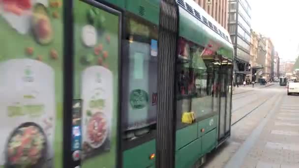 Helsingfors, Finland, Ett tåg parkerat vid en busshållplats — Stockvideo