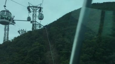 Hong Kong, Çin, Gökyüzünde uçan bir helikopter