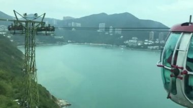Hong Kong, Çin, suda tekne süren biri.