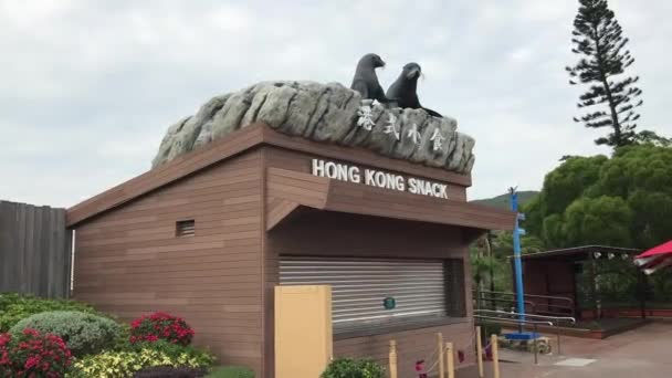 Hong Kong, China, una estatua frente a un edificio de ladrillo — Vídeo de stock