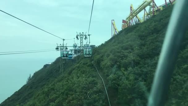 Hong Kong, Cina, Un treno su un binario d'acciaio — Video Stock