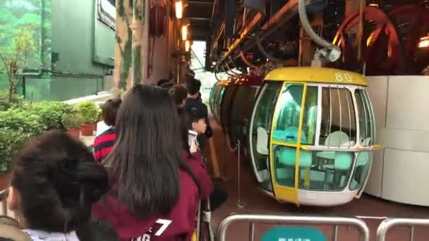 Hong Kong, China, 20 de noviembre de 2016: Un grupo de personas sentadas en un autobús — Vídeos de Stock