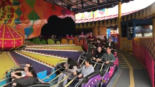 Hongkong, Kina, 20 november 2016: turister på karusellen — Stockvideo