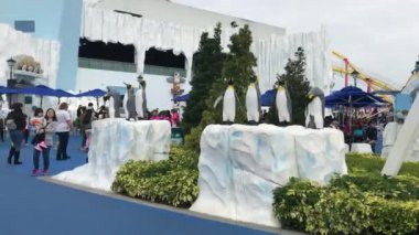 Hong Kong, Çin, 20 Kasım 2016: Binanın dışında duran bir grup insan