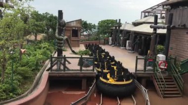 Hong Kong, Çin, Binanın tepesinde oturan bir tekne