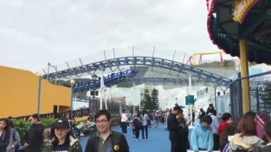 Hong Kong, Çin, 20 Kasım 2016: Bir grup insan kalabalığın önünde duruyor