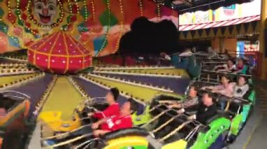 Hong Kong, Çin, 20 Kasım 2016: turistler atlıkarıncaya biniyor