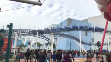 Hong Kong, Çin, 20 Kasım 2016: Bir grup insan binanın önünde duruyor