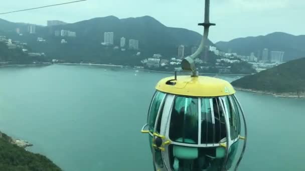 Hong Kong, Çin Dağın tepesinde oturan bir tekne — Stok video
