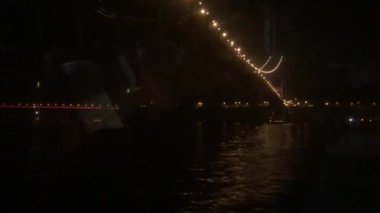 Hong Kong, Çin, Karanlıkta bir işaret