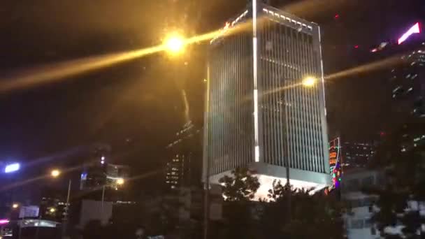 Hongkong, Kina, en skylt på sidan av en byggnad — Stockvideo
