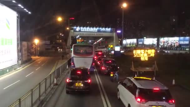 Hong Kong, China, Een auto rijden op een snelweg — Stockvideo