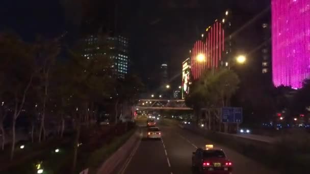Hong Kong, China, Una vista de una calle de la ciudad por la noche — Vídeos de Stock