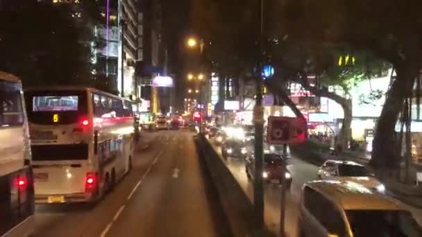 中国香港，一辆在夜间驶过城市街道的巴士 — 图库视频影像
