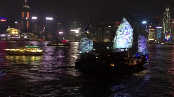 Hong Kong, China, un barco en una noche lluviosa — Vídeo de stock