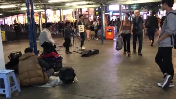 Hong Kong, Chine, 20 novembre 2016 : Un groupe de personnes dans une station de métro — Video