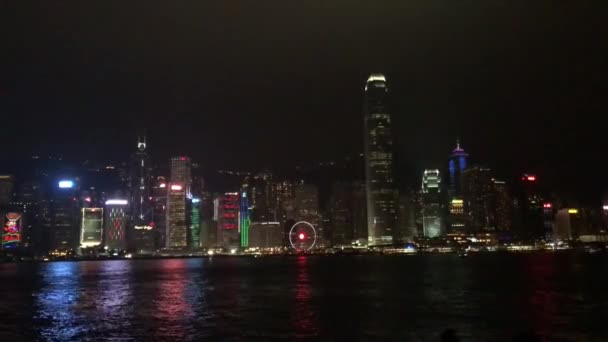 Гонконг (Китай). Велика водойма з містом на задньому плані. — стокове відео