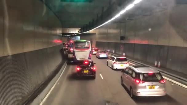 Hong Kong, Chiny, Samochód jadący po drodze — Wideo stockowe