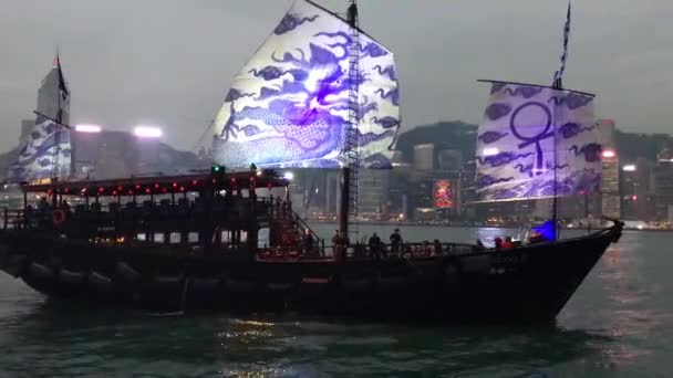 Hong Kong, Chiny, Duża łódź w akwenie — Wideo stockowe