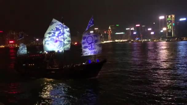 Hong Kong, China, Een verlichte stad 's nachts — Stockvideo