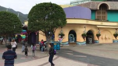 Hong Kong, Çin, 20 Kasım 2016: Sokakta yürüyen bir grup insan