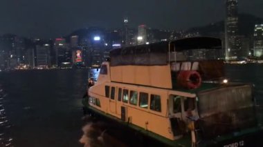 Hong Kong, Çin, Bir tren bir binanın yanına park edilmiş.