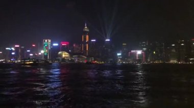 Hong Kong, Çin, Yağmurlu bir gecede trafik ışığı