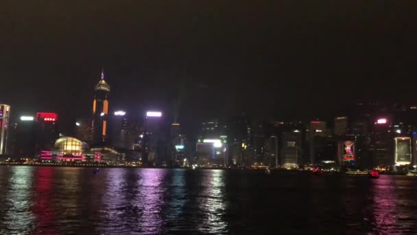 Hongkong, China, Ein Boot in einer regnerischen Nacht — Stockvideo