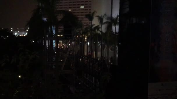Hong Kong, China, 's Nachts brandt er een bord — Stockvideo