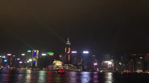 Hong Kong, China, Een boot in het water — Stockvideo