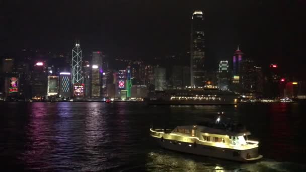 Hongkong, China, Ein Boot im Wasser mit einer Stadt im Hintergrund — Stockvideo