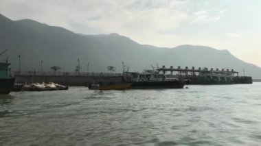 Hong Kong, Çin, bir su kütlesindeki büyük bir gemi.