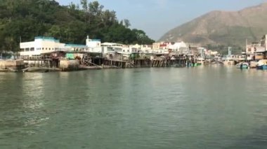 Hong Kong, Çin, bir tekne bir su kütlesinin yanına yanaştı.