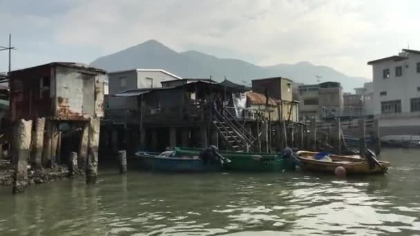 Hong Kong, Chiny, Łódź zacumowana obok akwenu wodnego — Wideo stockowe