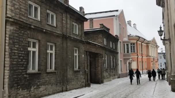 Ταλίν, Εσθονία, Μια ομάδα ανθρώπων που περπατούν σε ένα δρόμο δίπλα σε ένα κτίριο — Αρχείο Βίντεο
